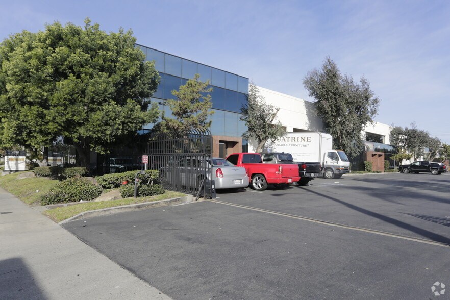 More Photos Of 7541-7547 Rosecrans Ave, Paramount Warehouse For Lease