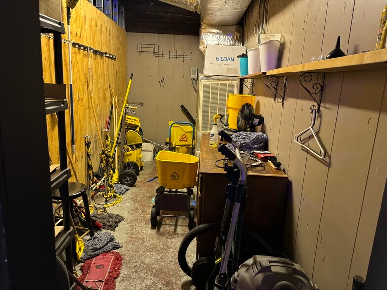More Photos Of 3080 W State St, Bristol Bar For Sale