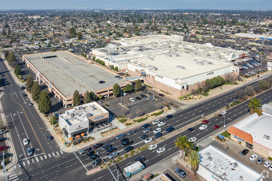 More Photos Of 2031 S Mooney Blvd, Visalia Unknown For Lease
