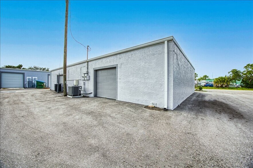 More Photos Of 2231-2235 Bruner Ln, Fort Myers Distribution For Sale