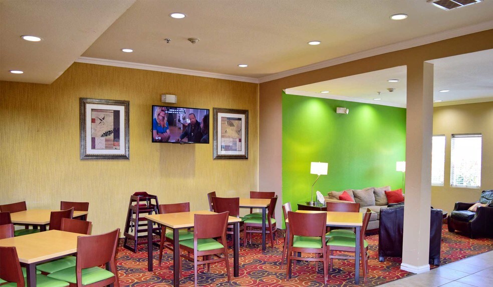 More Photos Of 355 E Goodnight Ave, Aransas Pass Hotel For Sale