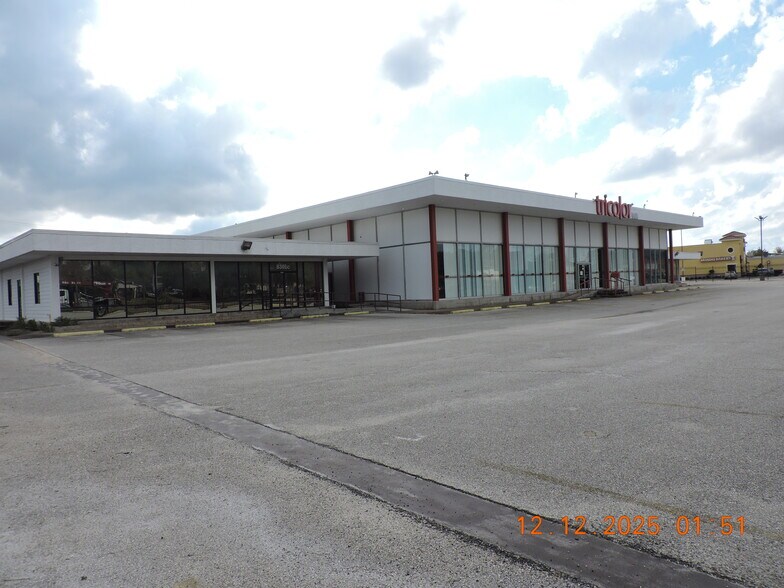 More Photos Of 8301 Beechnut St, Houston Freestanding For Lease