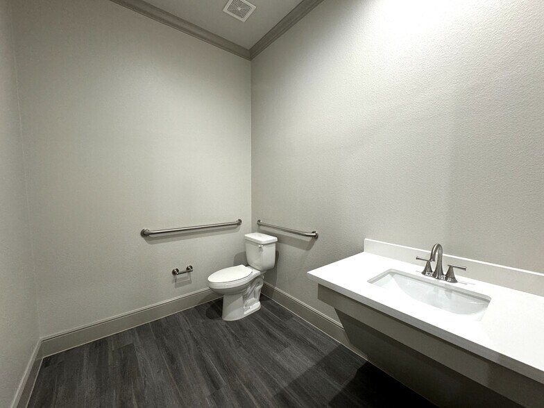 More Photos Of 17138 N Eldridge Pky, Tomball Medical For Sale