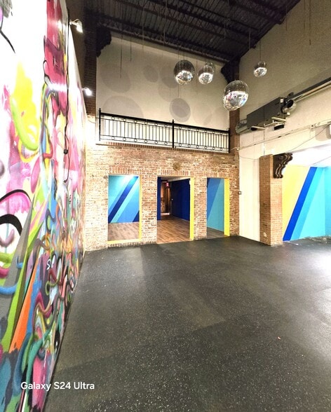 More Photos Of 411 W 39th St, New York Apartments For Lease