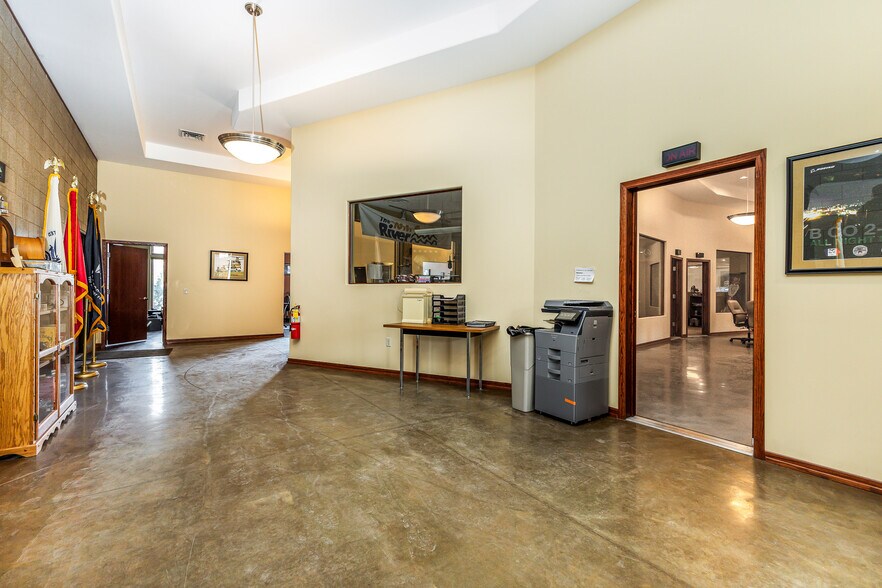 More Photos Of 1055 University Ave, Dubuque Office For Sale