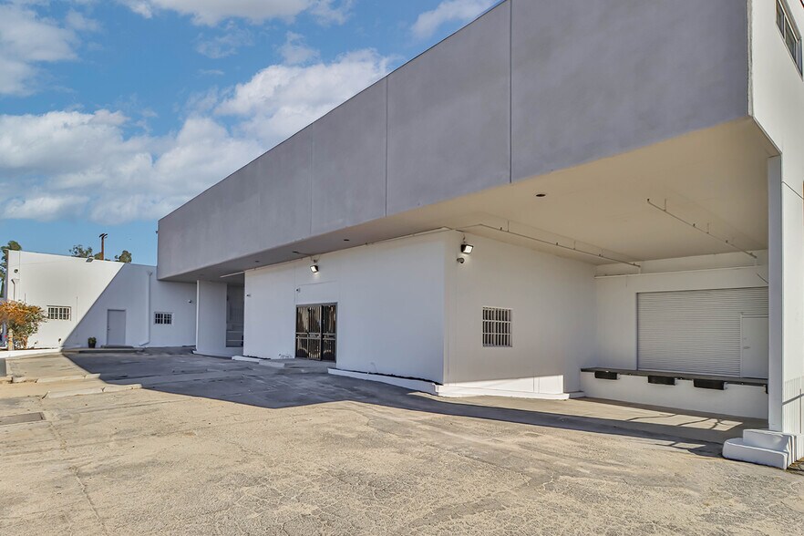 More Photos Of 7414 Bellaire Ave, North Hollywood Warehouse For Lease