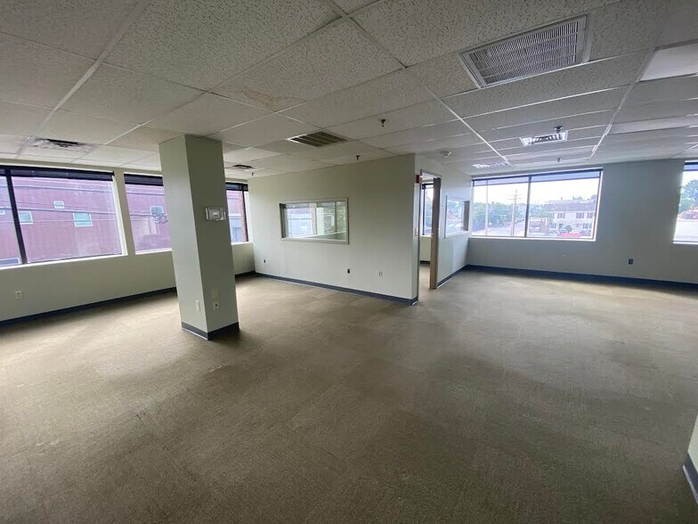 More Photos Of 228 Maple St, Manchester Office For Lease