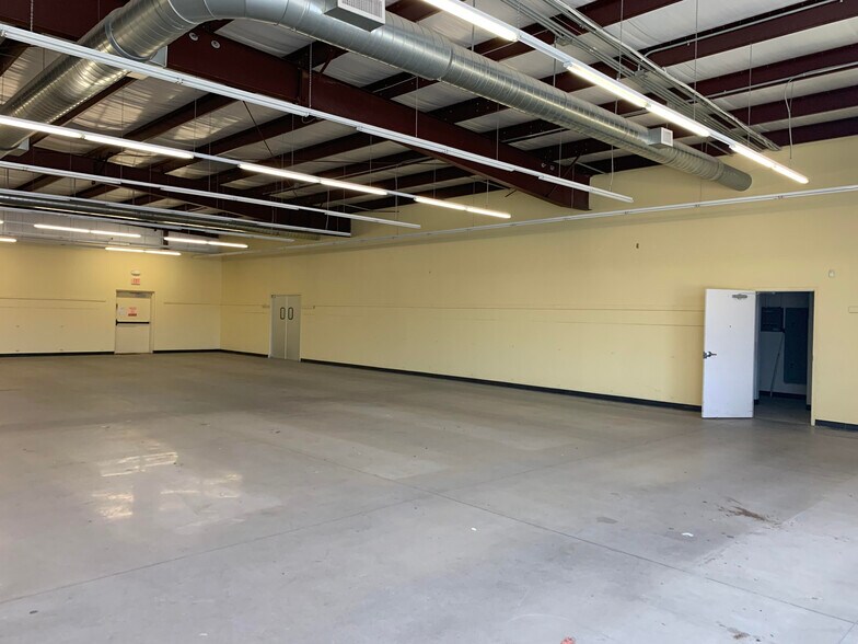 More Photos Of 400 W 2nd St, Clarendon Freestanding For Sale