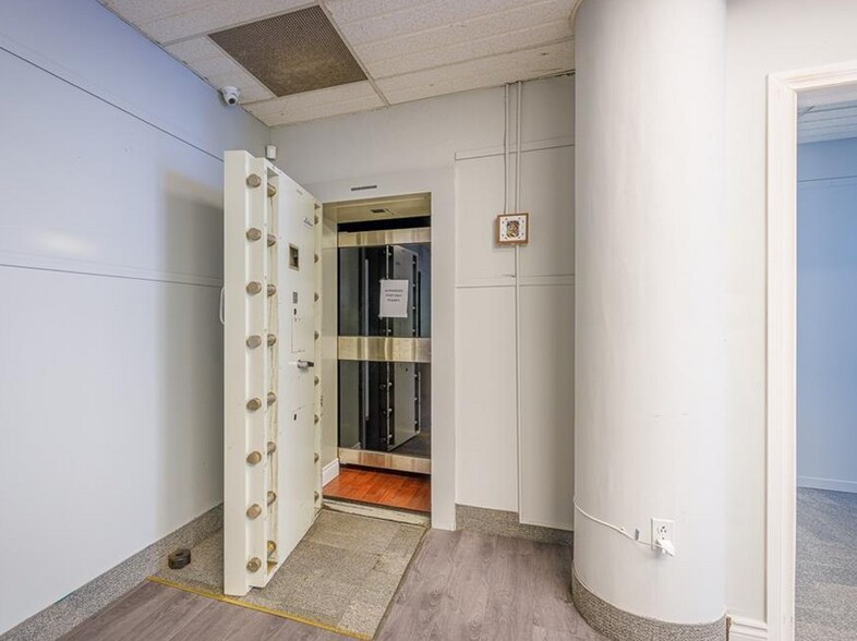 More Photos Of 4796 Victoria Ave, Niagara Falls General Retail For Sale