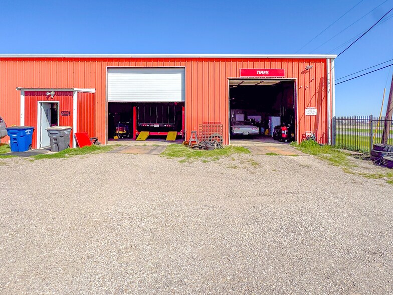 More Photos Of 5305 N Interstate Highway 45, Ennis Manufacturing For Sale