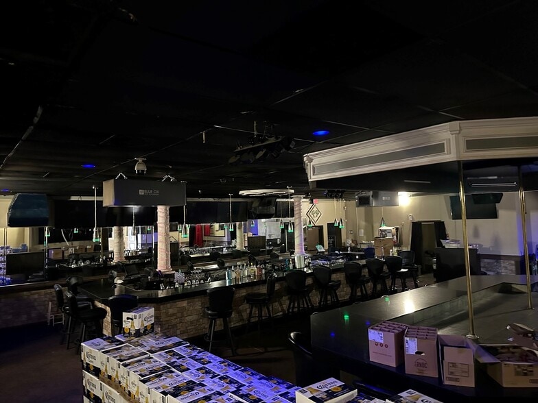 More Photos Of 8804 66th St N, Pinellas Park Bar For Lease