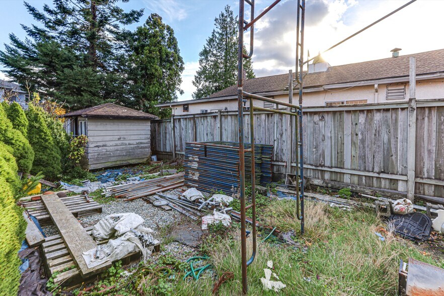 More Photos Of 7474 Edmonds St, Burnaby Storefront For Sale