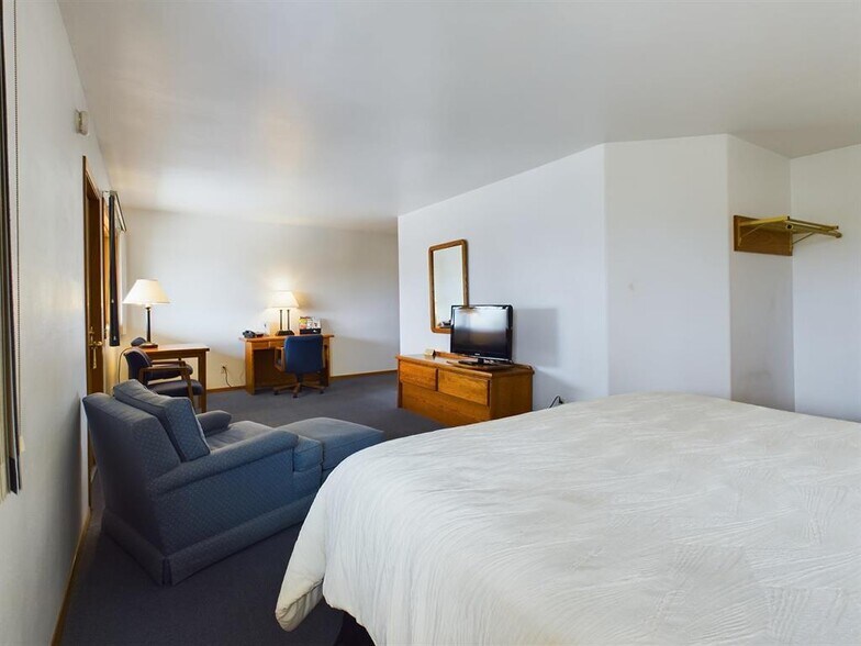 More Photos Of 234 E 1st St, Powell Hotel For Sale