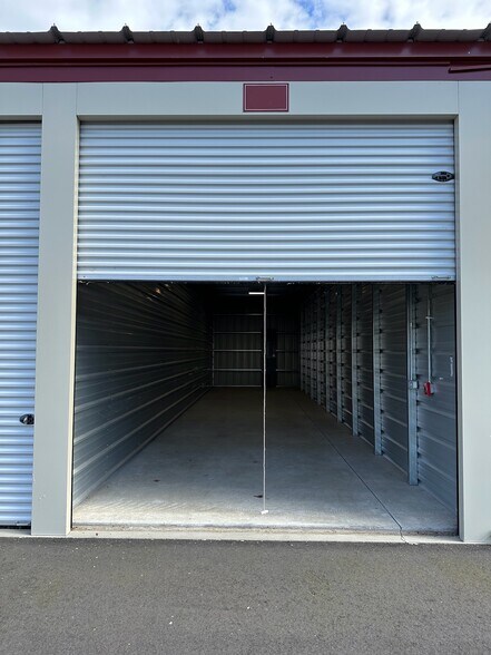 More Photos Of 200 Old County Cir, Windsor Locks Warehouse For Lease