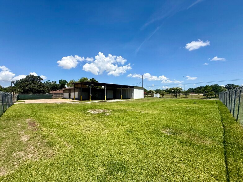 More Photos Of 204 Schilling St, Baytown Warehouse For Sale