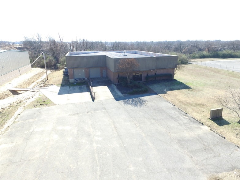 More Photos Of 5851 Advantage Cv, Memphis Warehouse For Lease