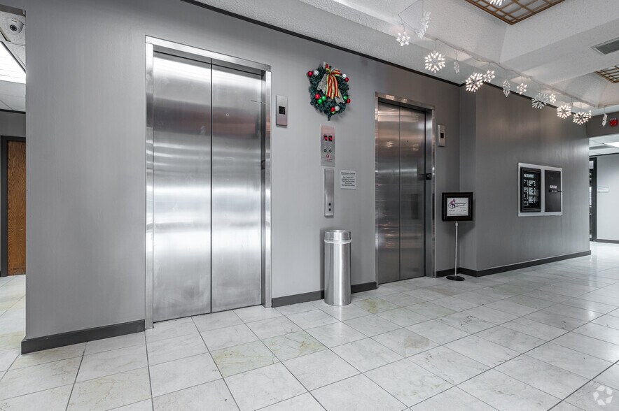 More Photos Of 1140 Empire Central Dr, Dallas Office For Sale