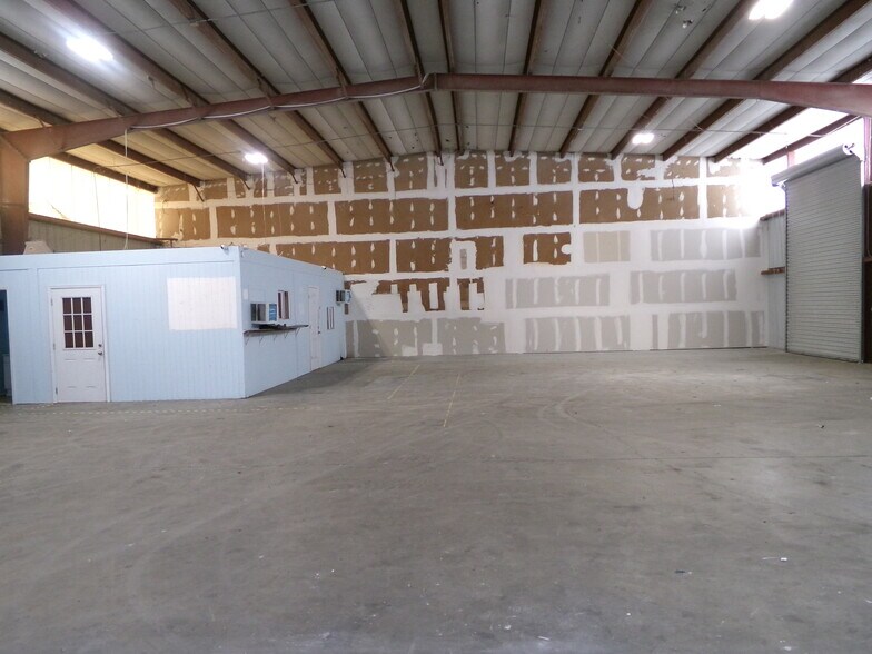 More Photos Of 3034-3036 Waterfield Ln, Lakeland Warehouse For Lease