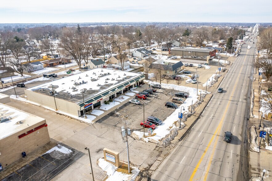 More Photos Of 7020 Douglas Ave, Urbandale Storefront For Sale