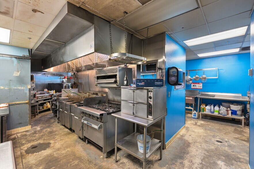 More Photos Of 17650 San Carlos Blvd, Fort Myers Supermarket For Sale