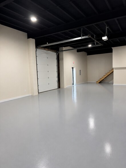 More Photos Of 320 S Wooster Ave, Dover Unknown For Lease