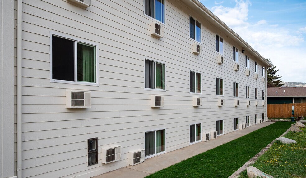 More Photos Of 702 Scott St, Gardiner Hotel For Sale