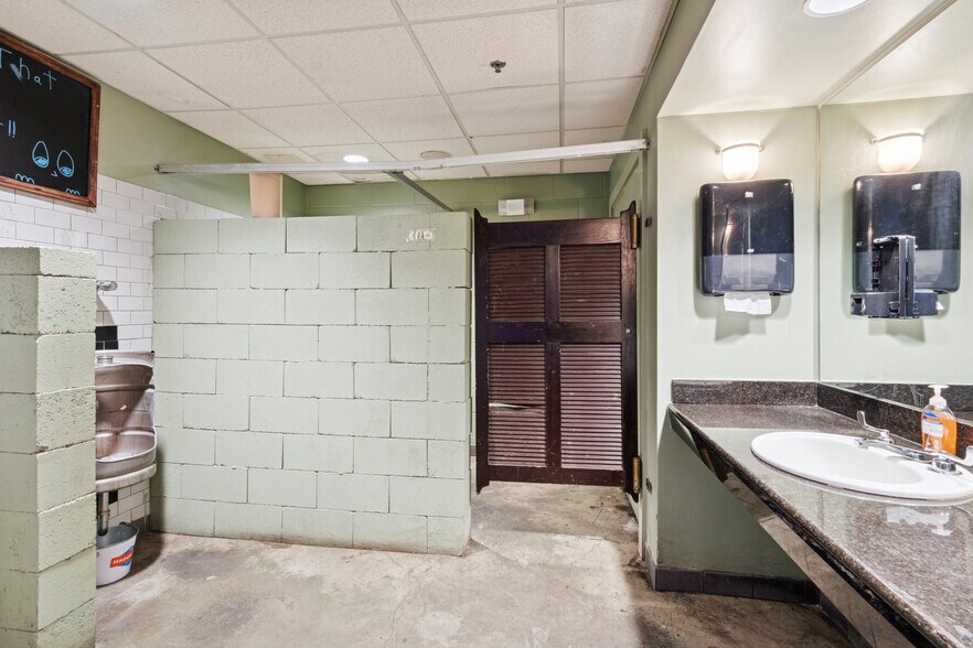 More Photos Of 7538 Maple St, New Orleans Bar For Sale