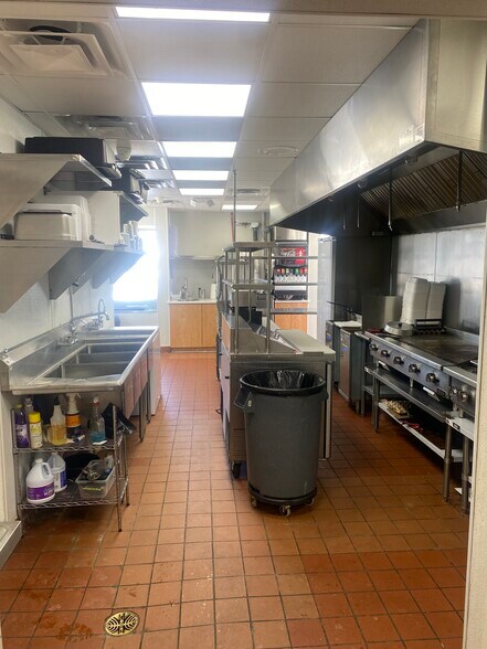 More Photos Of 2299 Elizabeth Lake Rd, Waterford Fast Food For Lease