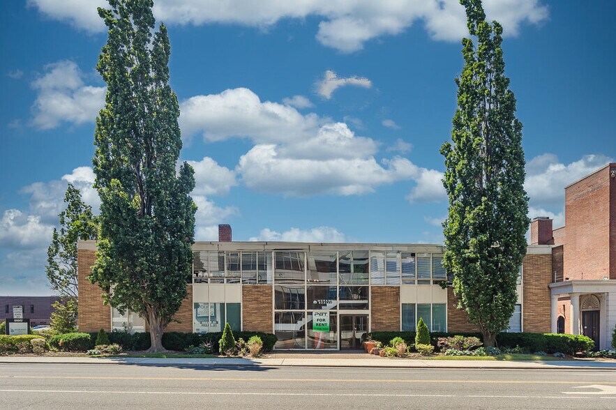 More Photos Of 220 Old Country Rd, Mineola Office For Sale