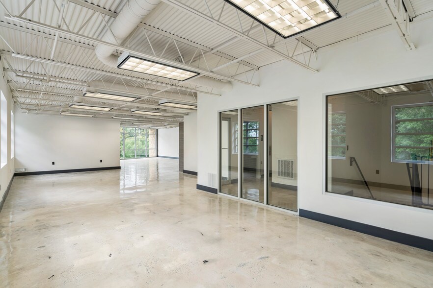 More Photos Of 5502 Peachtree Rd, Chamblee Storefront Retail Office For Lease