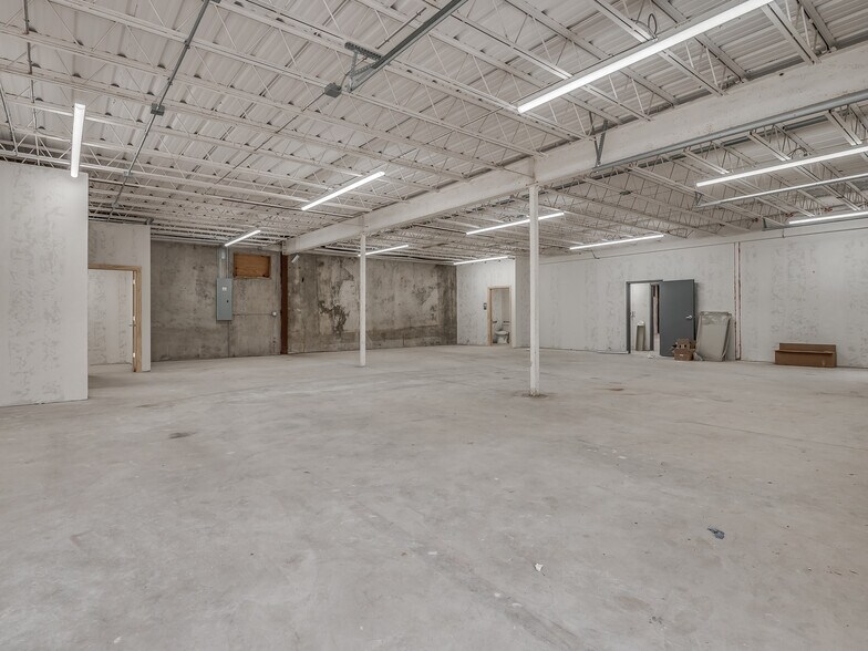 More Photos Of 4403-4411 SW 3rd St, Oklahoma City Showroom For Lease