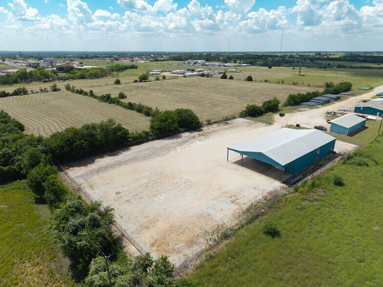 More Photos Of 945 Huser Blvd, Schulenburg Warehouse For Lease