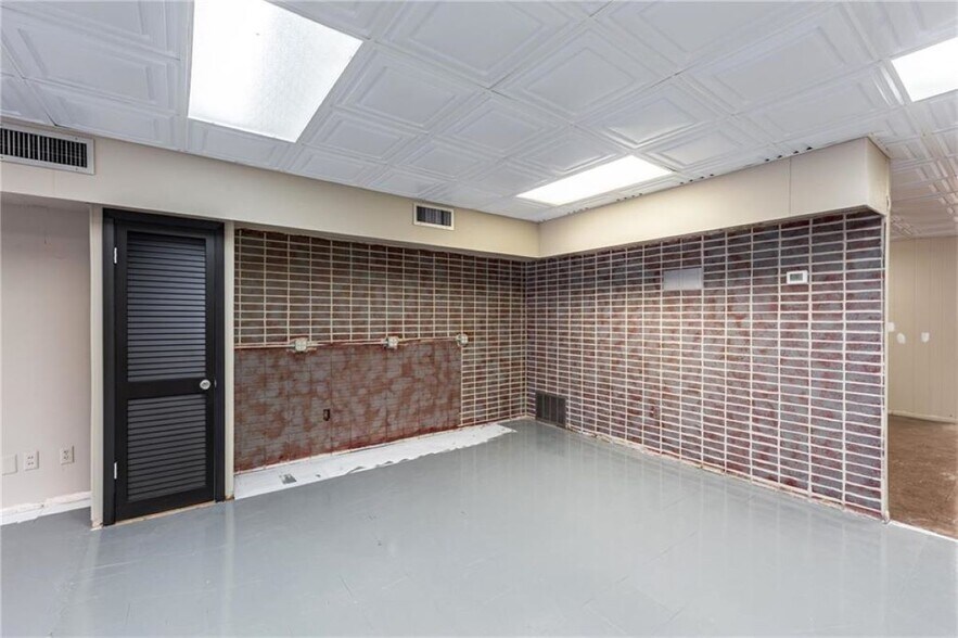 More Photos Of 2327 N Belt Hwy, Saint Joseph General Retail For Lease