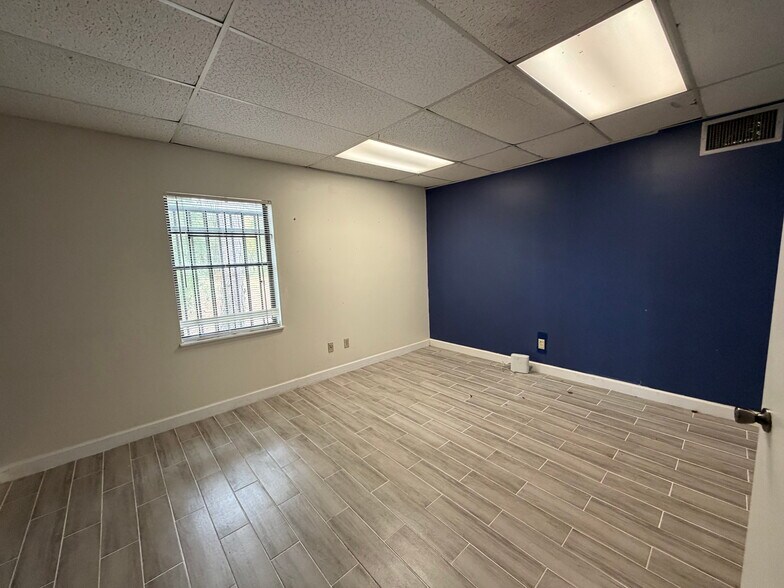 More Photos Of 550 Balmoral Cir N, Jacksonville Unknown For Lease