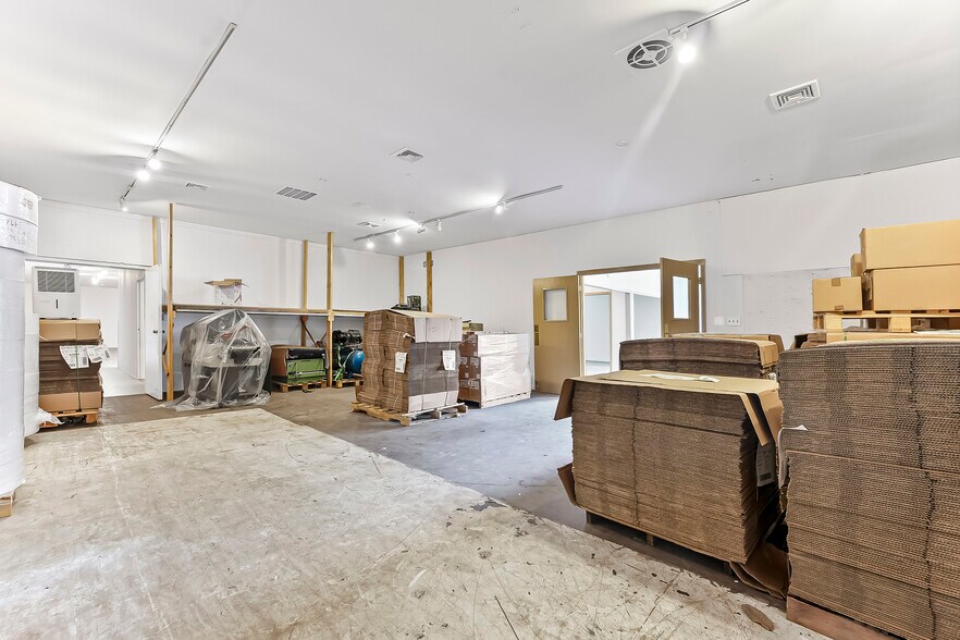 More Photos Of 935 Chestnut St, Gap Showroom For Sale