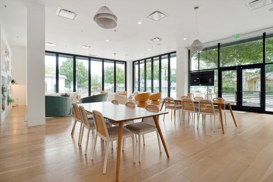 More Photos Of 409 N Oak St, Roanoke Storefront Retail Office For Lease