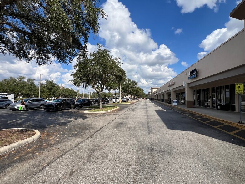 More Photos Of 16719 Fishhawk Blvd, Lithia General Retail For Lease
