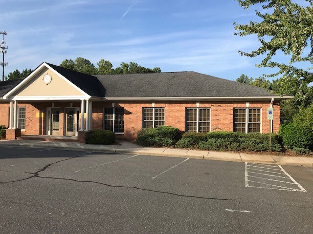More Photos Of 2536 Plantation Center Dr, Matthews Office Residential For Lease