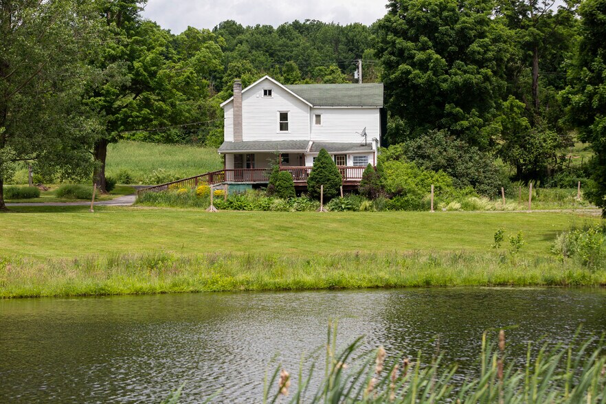 More Photos Of 538 N Harpersfield Rd, Jefferson Specialty For Sale