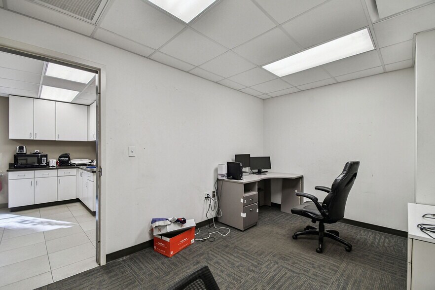 More Photos Of 4811 W Sligh Ave, Tampa Warehouse For Lease