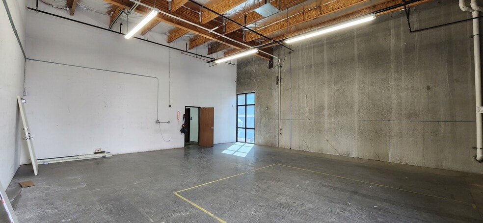 More Photos Of 4135 N Rancho Dr, Las Vegas Light Distribution For Lease