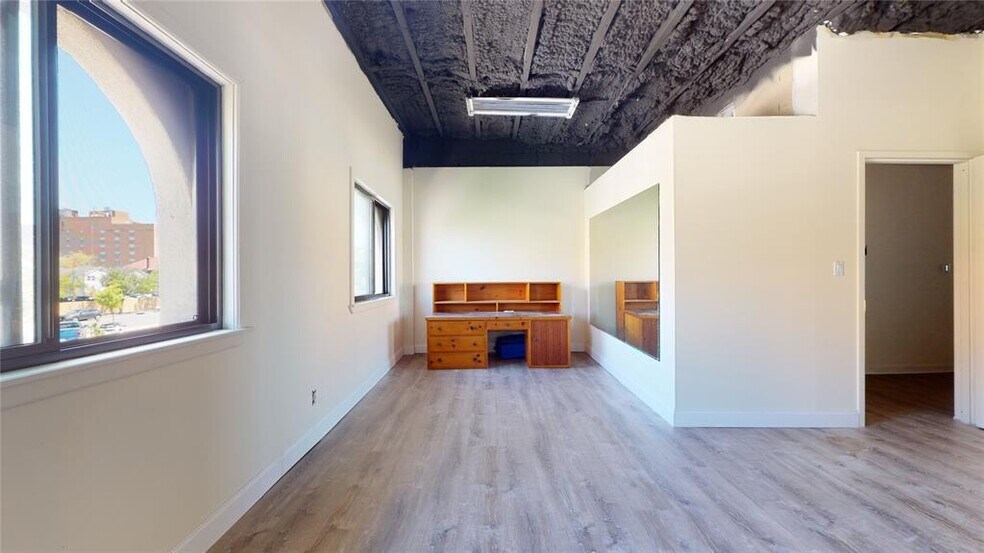 More Photos Of 166 W Park Ave, Long Beach Storefront Retail Office For Sale