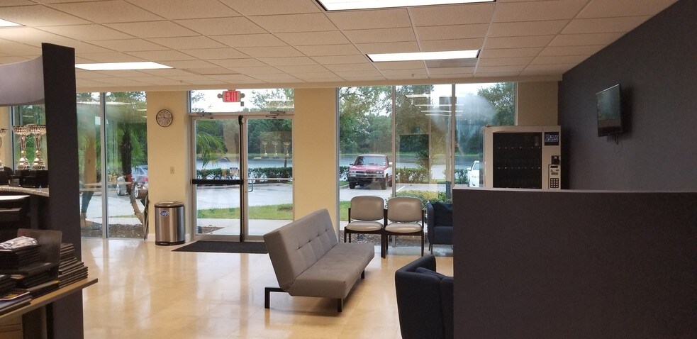 More Photos Of 6557 Hazeltine National Dr, Orlando Distribution For Lease