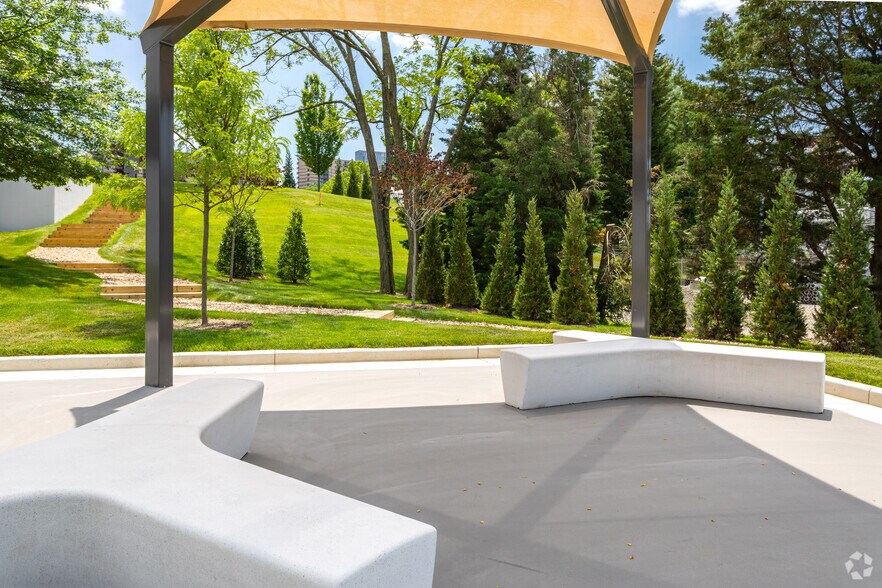 More Photos Of 1410-1430 Spring Hill Rd, McLean Unknown For Lease