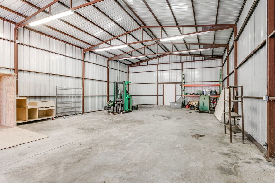 More Photos Of 3212 E Walnut St, Tecumseh Flex For Sale