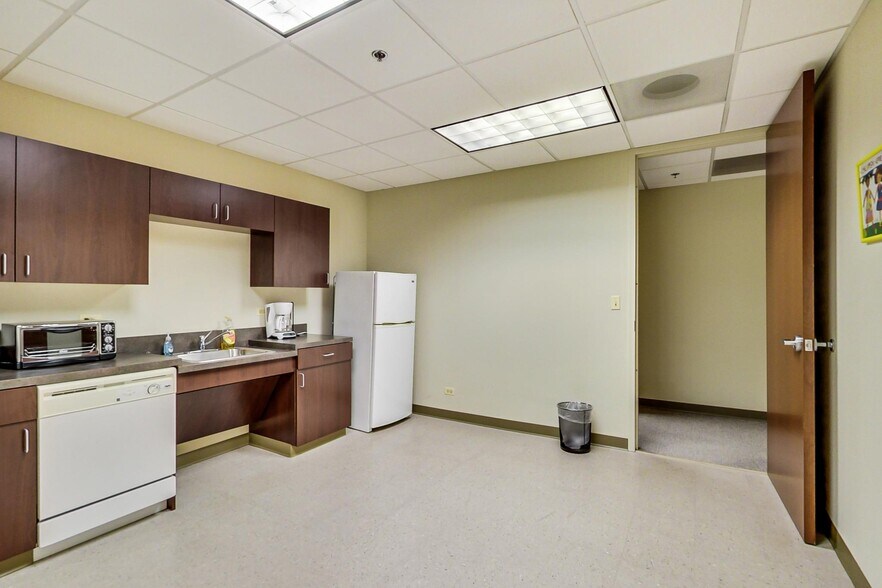 More Photos Of 10700 W Higgins Rd, Rosemont Loft Creative Space For Sale