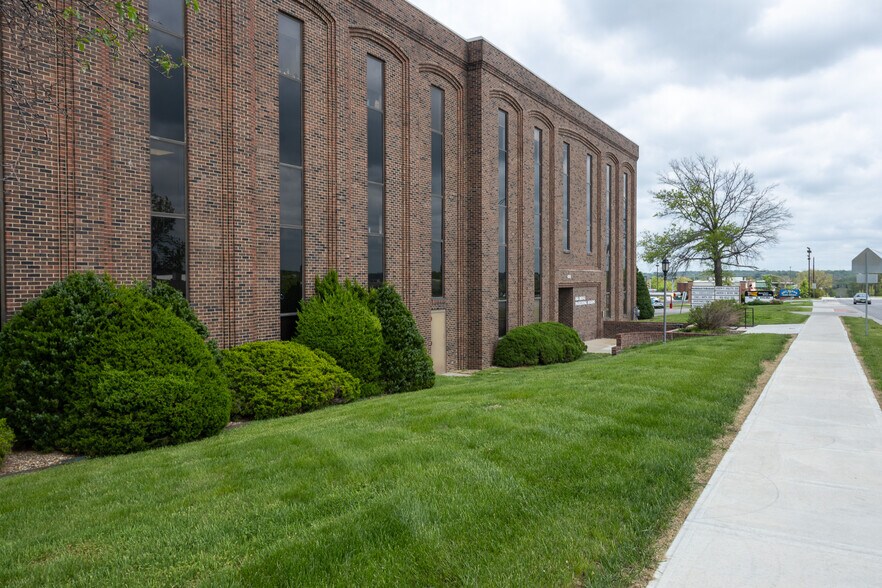 More Photos Of 400 E Red Bridge Rd, Kansas City Medical For Sale