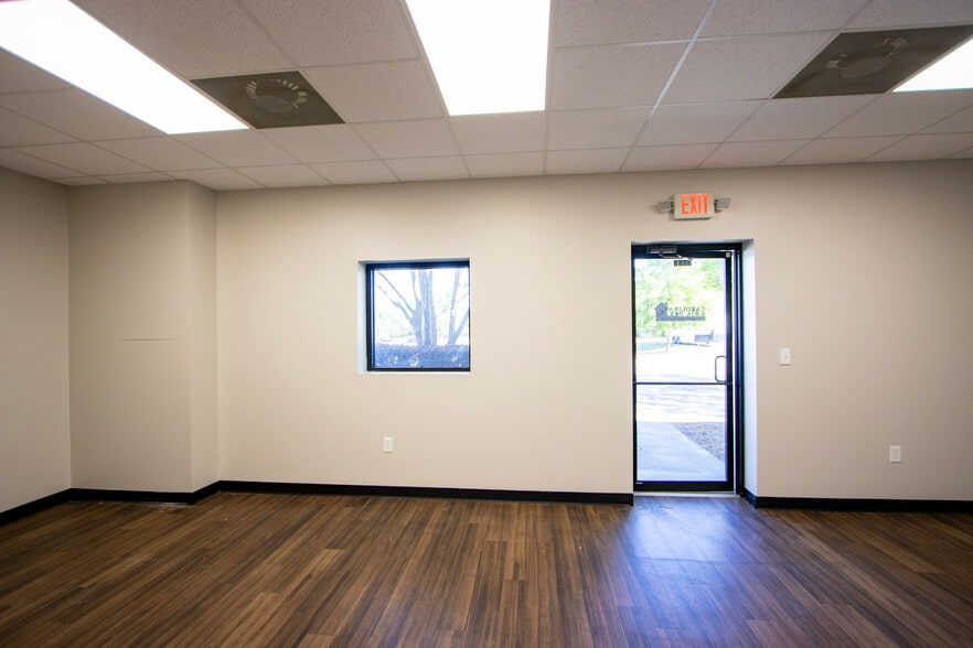 More Photos Of 170 Pontiac Business Center Dr, Elgin Warehouse For Lease