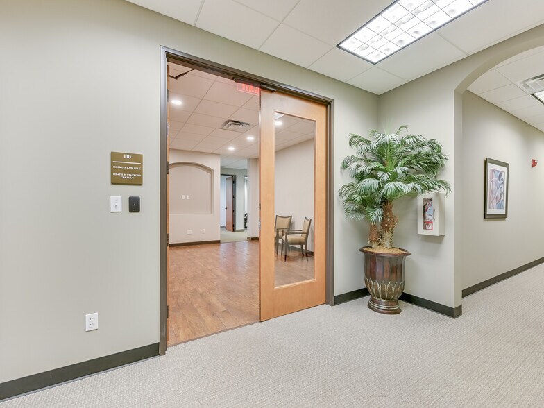 More Photos Of 3 Lakeway Centre Ct, Austin Medical For Lease