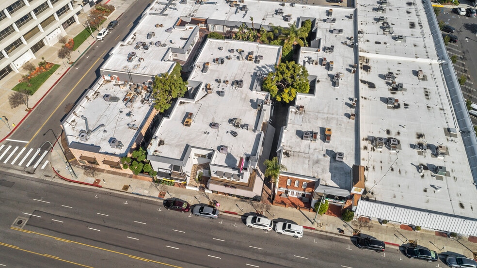 More Photos Of 20969 Ventura Blvd, Woodland Hills Restaurant For Lease